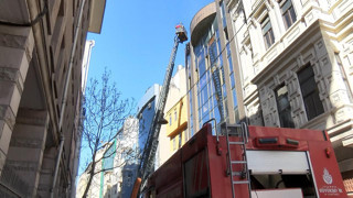 Karaköy'de 5 katlı iş hanında yangın paniği