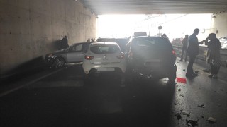 Tünelde kabus: 25 araç birbirine girdi, ortalık savaş alanına döndü!