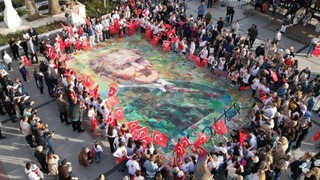 Bandırma’da Atatürk portresi için dev puzzle etkinliği Cumhuriyet Meydanı’nı renklendirdi
