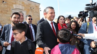 Valilik izin vermemişti... Özgür Özel Anıtkabir'de resti çekti