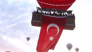 Kapadokya'da yer gök kırmızı beyaza büründü