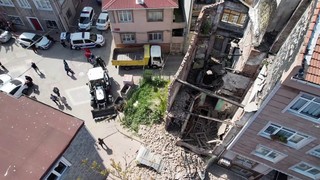 İstanbul'da deprem sonrası bir bina yıkıldı!