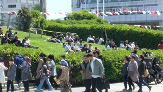 Taksim’de depremi hissedenler Gezi Parkı’na akın etti