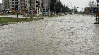 Bir şehir sağanak yağışa teslim: Cadde ve sokaklar göle döndü