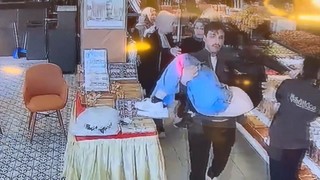 Deprem anında bayılan kadını böyle kurtardı