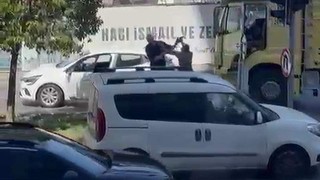İstanbul'da eli çekiçli trafik magandası saldırısı kamerada!