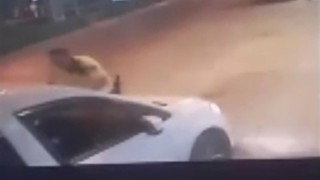 İzmir'de trafik teröristi bir trafik polisini az kalsın öldürüyordu!