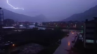 Önce deprem sonra yağış ardından yıldırım! Eve düşen yıldırım kamerada!
