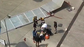 İstanbul'da fırtınada uçan panolar bir kişiyi yaraladı