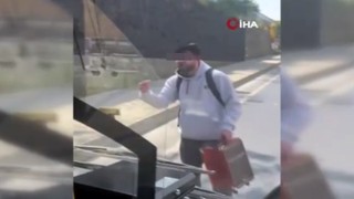 Yolun ortasında otobüse binmek isteyen yolcu ortalığı birbirine kattı