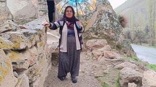 57 yaşında 42 yıldır sattığı bez bebekler için tam 5 dil öğrendi