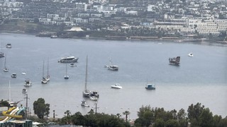 Sağanak yağışlar tatil cennetini vurdu; denizin rengi değişti!
