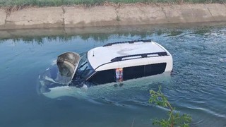 Adana'da ilginç anlar kamerada: Aracıyla sulama kanalına uçan sürücü yardımları reddetti