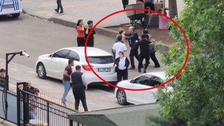 Adliye önünde meydan savaşı: Sopalarla birbirlerine girdiler