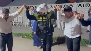 Trafik polisi yolu kapatan düğün sahiplerinin halayına katıldı