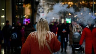 Sokakta, kafede, parkta fabrika bacası gibi gezenlere kötü haber!