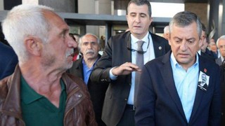 İki çocuğunu öldüren Özel'e saldırı şüphelisi bir çocuğu da bıçakla gasp etmiş!