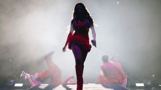 Hadise cesur kostümleri ve şovlarını eleştirenlere resti çekti