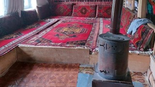 Tarih hırsızları ''pes'' dedirtti: Duvarı delip, servet değerindeki halıyı çaldılar!
