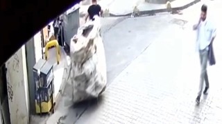 Bir anlık dalgınlık pahalıya patladı! Çöpten servet çıktı