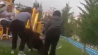 Ortaokullu kıza kahkahalar eşliğinde dayak dehşeti!