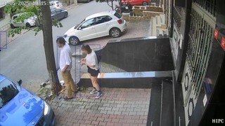 Gözü dönen psikopat otomobili eski eşinin üzerine sürdü