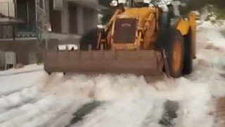 Bir anda bastıran dolu yağışıyla her yer bembeyaz oldu!