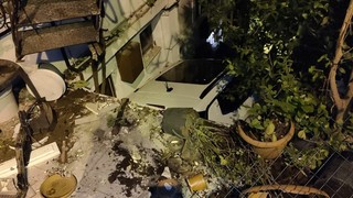 İstanbul'un kalbinde bir cip bina boşluğuna uçtu!