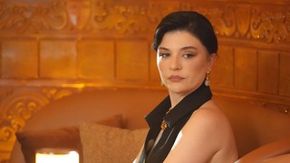 Gonca Vuslateri ödül töreninde ''boynumun borcu olsun'' dedi, gözyaşlarını tutamadı