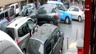 İstanbul'da trafik teröristi kamerada: ''MMilletvekili aracı'' deyip üzerine sürdü!