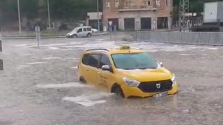Mardin'de sağanak hayatı felç etti