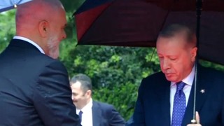 Erdoğan'ı karşılayan Arnavutluk Başbakanı'nın ayakkabıları olay oldu