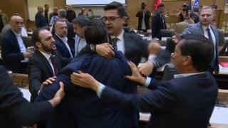 AK Partililer ile CHP'liler birbirine girdi; Büyükşehir Meclisi'nde ortalık bir anda karıştı!
