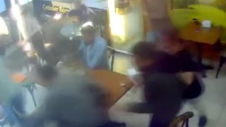 Deprem oluyor diye sokağa fırladılar! Gerçeği öğrenen kendi haline güldü