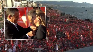 CHP'nin İzmir mitinginde sürpriz: Rozetini Özgür Özel taktı
