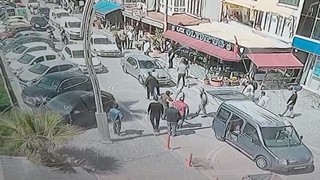 Bir genç kadını herkesin gözü yerde sürükleyip önünde kaçırmaya çalıştılar!