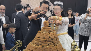 Diyarbakır'daki düğünde ilginç görüntü... Kat kat pasta ''OUT'', 21 katlı burma kadayıf ''IN''