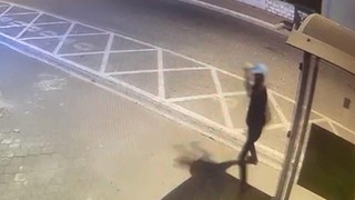 AK Parti binasına taşlı saldırı kamerada