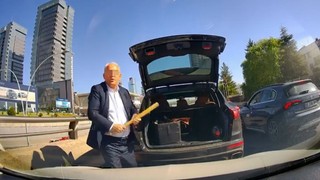 Altında lüks araç, elinde beyzbol sopası... Trafik teröristi kamerada!