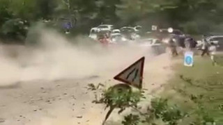 Ralli yarışında korku dolu anlar: Tam gaz seyircilere savruldu!