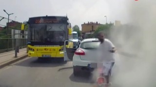 İstanbul'da eli bıçaklı trafik eşkıyasına yangın tüpü müdahale kamerada