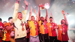 Osimhen Şampiyonluk kupasını kaldırdı, taraftara mesajını verdi!