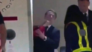 Fransa Cumhurbaşkanı Macron kameralar önünde eşinden tokat yedi!