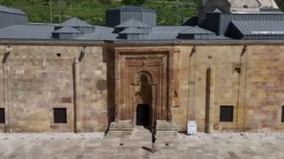 800 yıllık tarihi camide gizemli görüntü! İkindi namazından hemen önce kapıda beliriyor