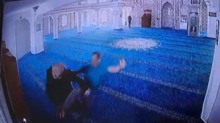 Cami içindeki saldırganın tam 7 suç kaydı çıktı ama serbest kaldı