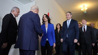 DEM Parti MHP'yi ziyaret etti, Bahçeli DEM'lileri kapıda karşıladı