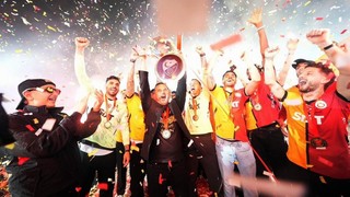 Galatasaray'ın Coşkun Sabah'ın seslendirdiği şampiyonluk şarkısı ortaya çıktı