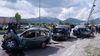 Sürücüsü rahatsızlandı, beton mikseri 8 aracı biçti!