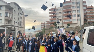 Öğrencilerinden kanser tedavisi gören öğretmenlerini ağlatan sürpriz