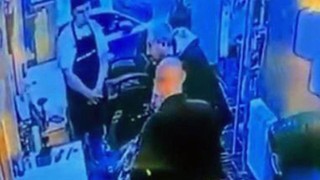 Öz kardeşini gözünü kırpmadan öldürdü! Korkunç olay kamerada!